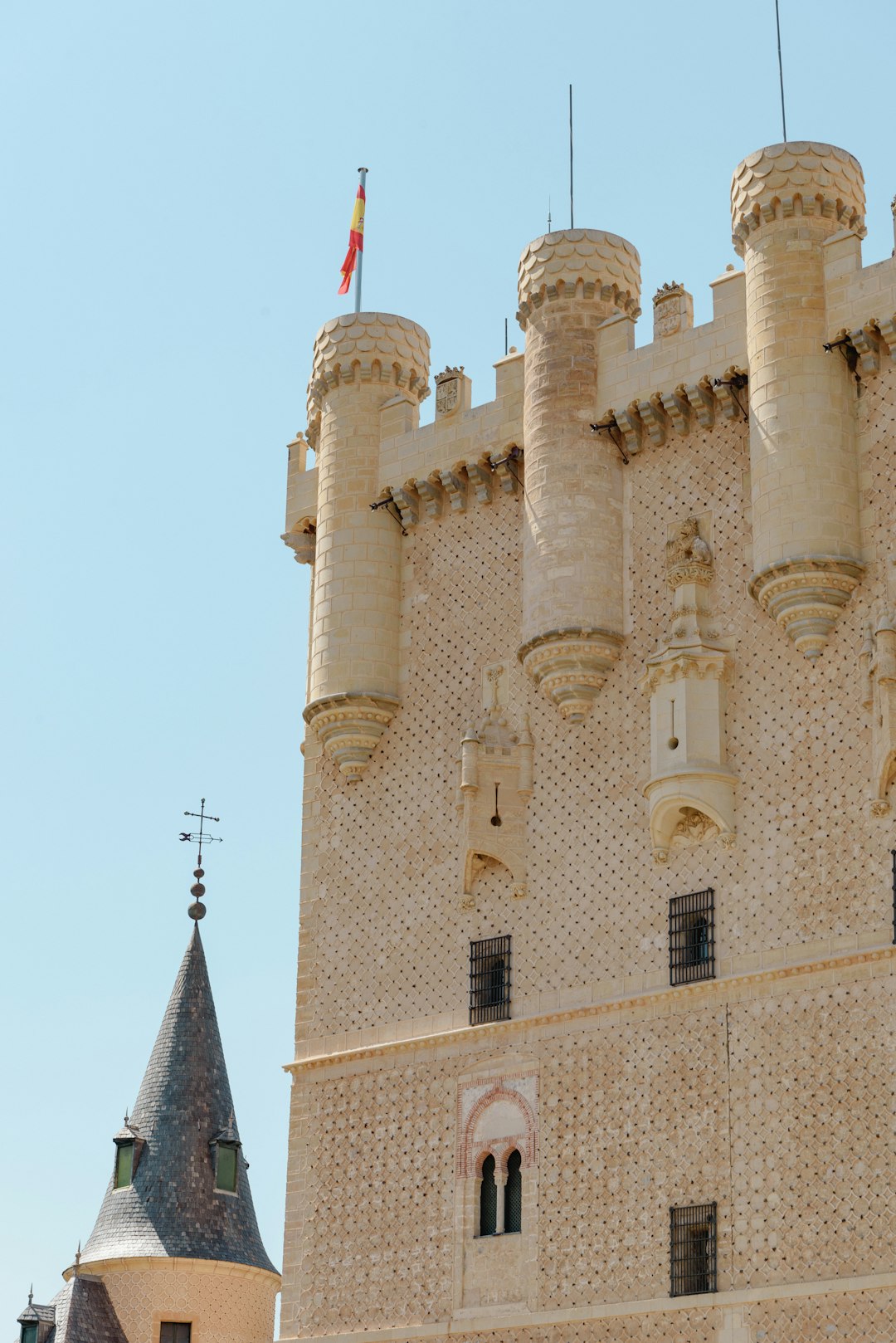 Interior de un castillo español con decoración de época
